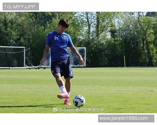 足球明星在户外进行跑步训练提升体能与技巧的完美结合